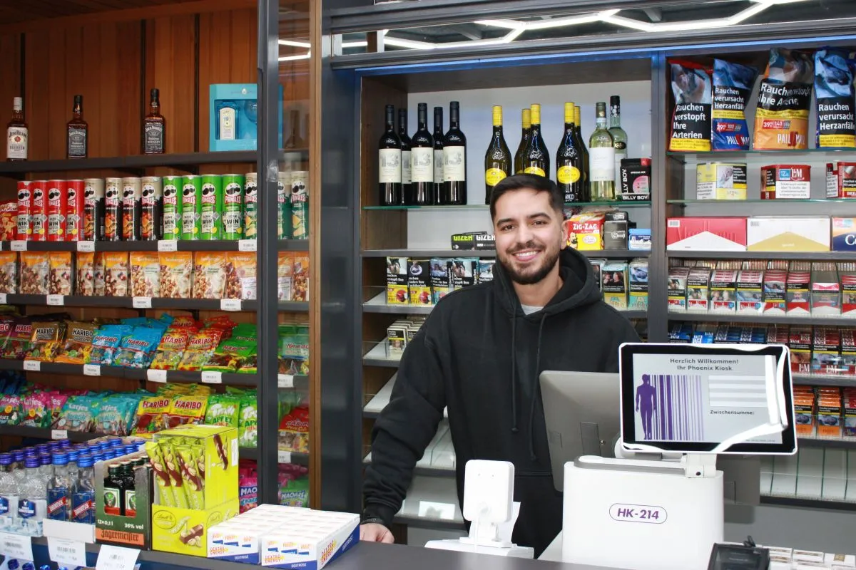 Verkäufer im "Phoenix Kiosk" in der Bezirksstraße 16 in Unterschleißheim (Bild: Peter Marwan)