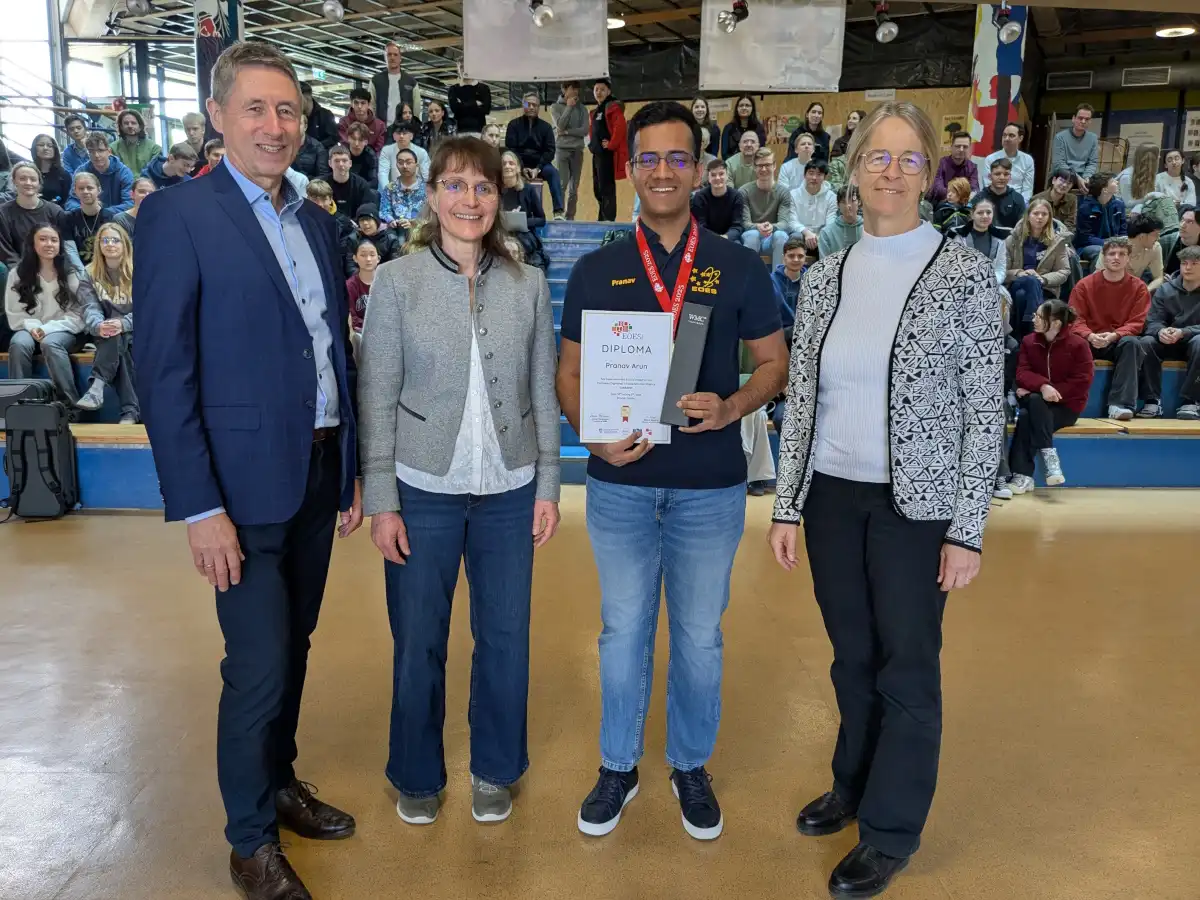 Vor begabtem Publikum: Würdigung des Olympioniken Pranav Arun (2. v. r.) mit Bürgermeister Christoph Böck, Betreuungslehrerin Edith Donhauser und Rektorin Greta Schicker (v. l.) in der Aula des COG. (Foto: Stadt Unterschleißheim)