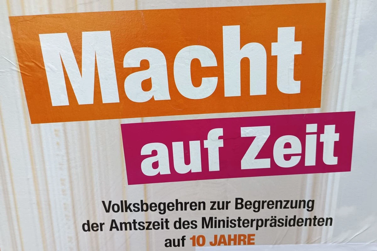 Ausschnitt des ÖDP-Plakats zum Volksbegehren "Macht auf Zeit" (Foto: Peter Marwan)