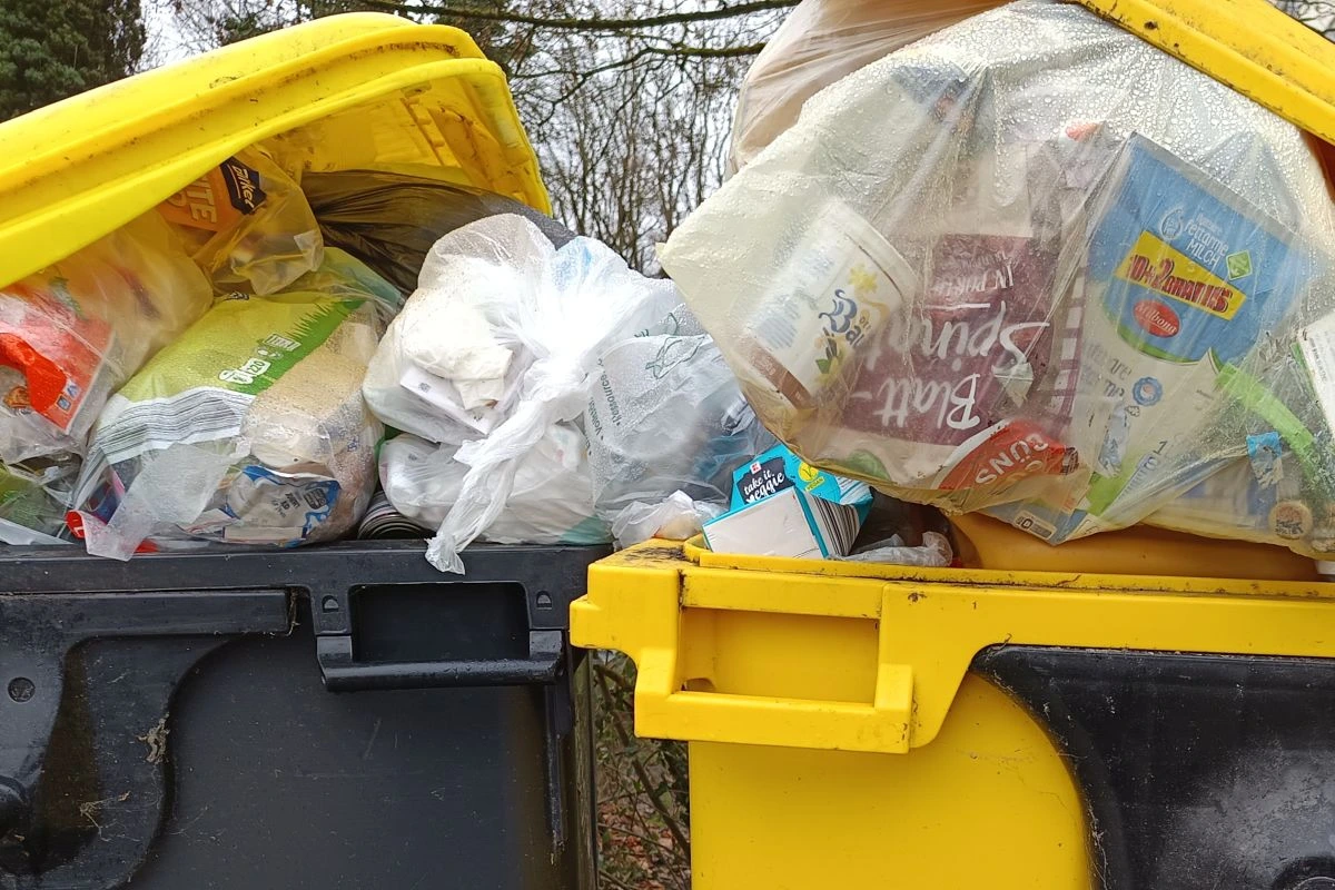 Gelbe Tonne mit zu viel Plastikmüll (Bild: Peter Marwan)
