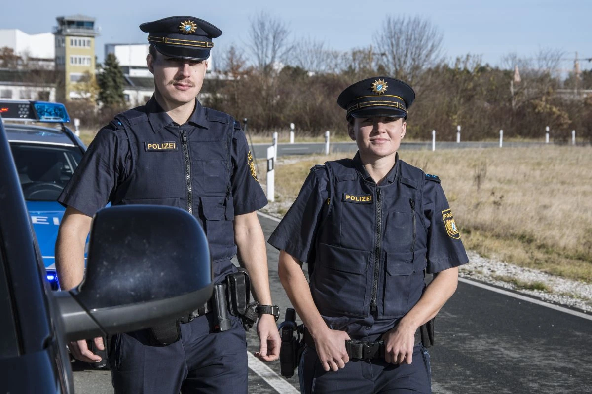 Zwei Polizeibeamte bei einer Verkehrskontrolle (Foto: Bayerische Polizei)