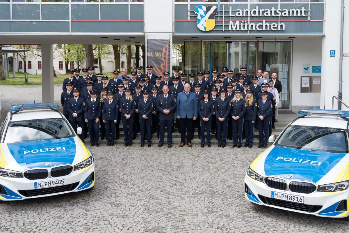 Landrat Christoph Göbel und Polizeipräsident Thomas Hampel (vorne, Mitte) mit den neu im Landkreis München eingesetzten Polizistinnen und Polizisten sowie Mitarbeitenden aus den verschiedenen Geschäftsbereichen des Landratsamts München. (Foto: Landratsamt München)