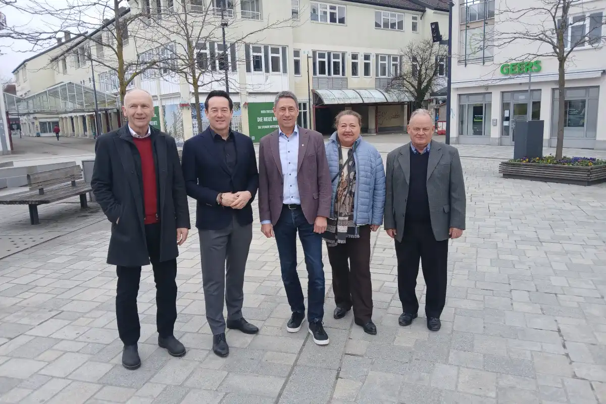 Vor dem alten IAZ-Gebäude: (von links nach rechts) 2. Bürgermeister Tino Schgintweit, Geschäftsführender Gesellschafter Rock Capital Christian Lealahabumrung, 1. Bürgermeister Christoph Böck, Baureferentin Katharina Bednarek und Baureferent Ludwig Pettinger (Foto: Helmut Göbel)