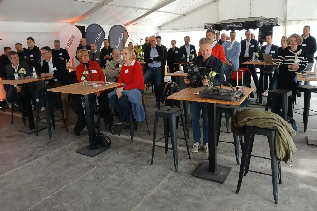 Besucher:innen der Pressekonferenz durch die beteiligten Unternehmen, Stadträt:innen und Pressevertreter:innen (Foto: Helmut Göbel)