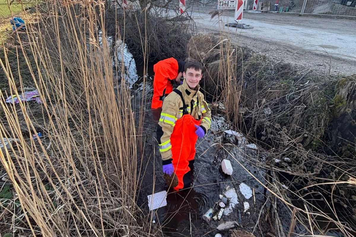 Auf insgesamt 8,5 Kilometern sammelten die Freiwilligen Abfälle aller Art ein - und ließen sich dabei von keinem Hindernis abschrecken. (Foto: FFW Riedmoos)
