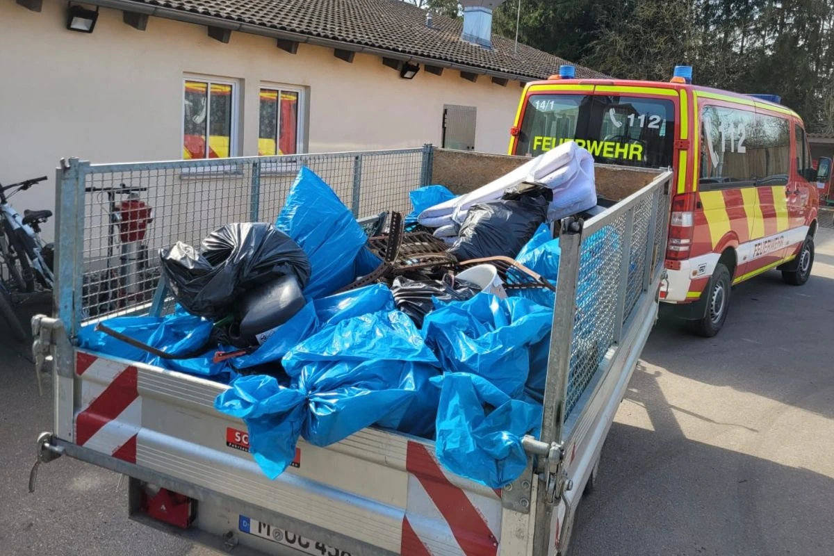 Der aus der Landschaft geborgene Müll füllte einen ganzen Anhänger. (Foto: FFW Riedmoos)