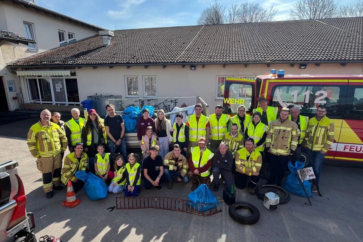 Grupenbild der Ramadama-Aktion 2026 der Freiwilligen Feuerwehr Riedmoos (Bild FFW Riedmoos)