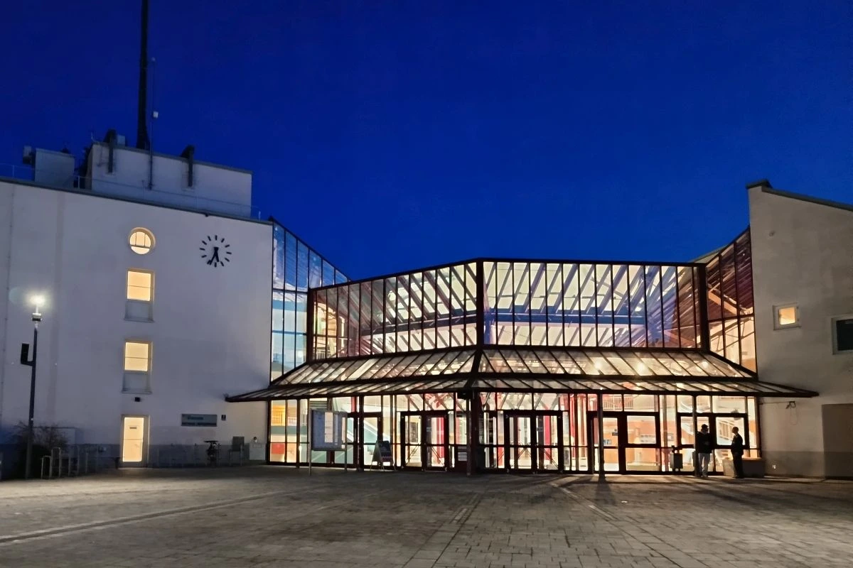 Rathaus Unterschleißheim bei Nacht (Foto: Peter Marwan)
