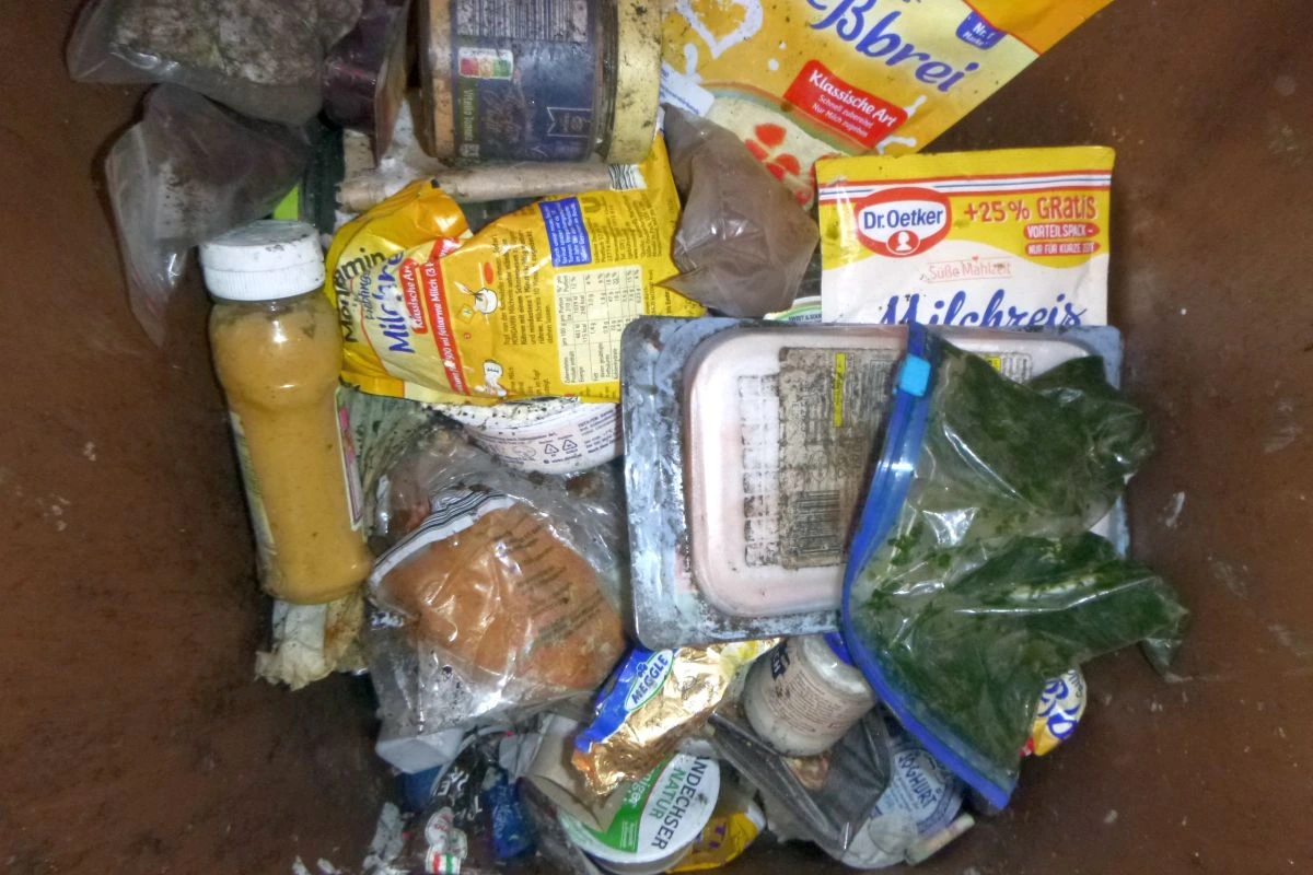 Aus dem Restabfall aussortierte, verpackte Lebensmittel (Foto: Witzenhausen-Institut)