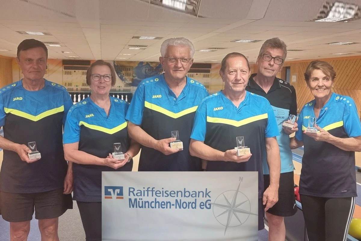 Die Sieger beim Raiffeisen-Tandemturnier 2026 (von links): Werner Schüchel/Sibylle Sasse (Platz 2), Sepp Oster/Gottfried Trauner (Platz 1), Robert Hömke/Hana Rehak (Platz 3) (Foto: SKC Lohhof)
