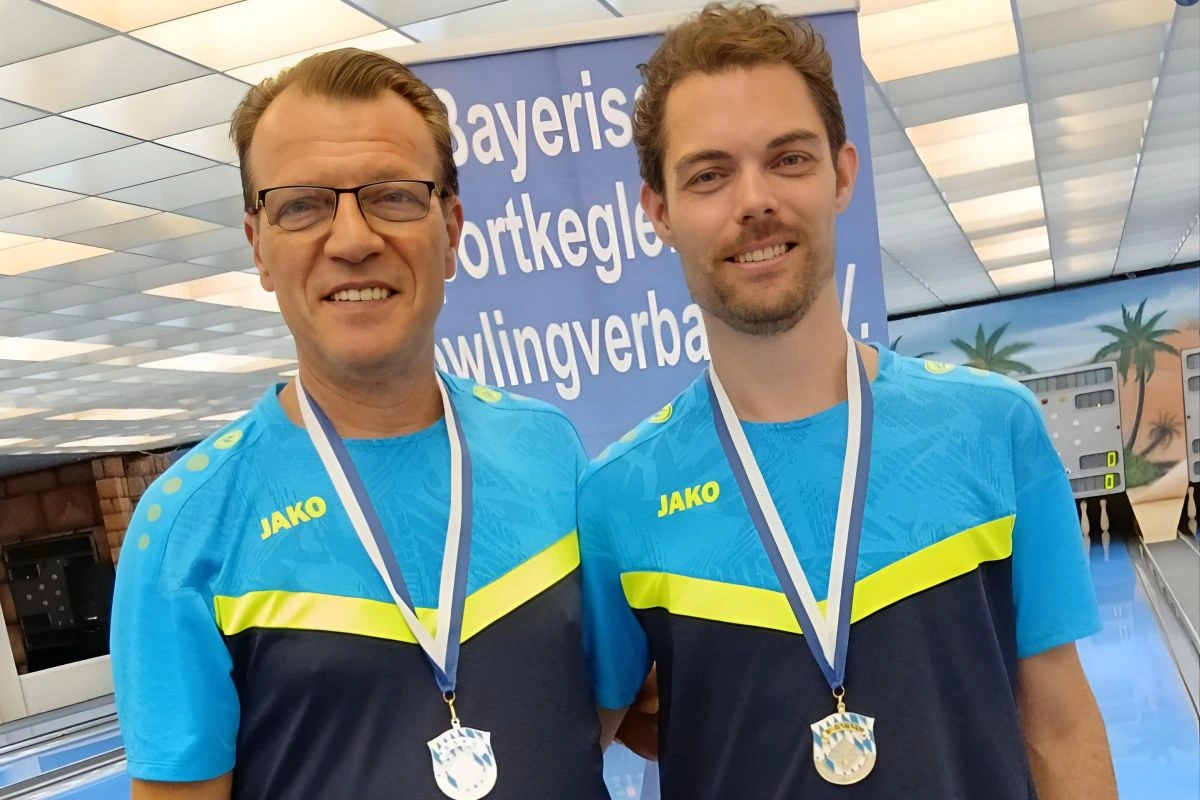 Zwei Männer mit umgehängten Medaillen (Foto: SKC Lohhof)