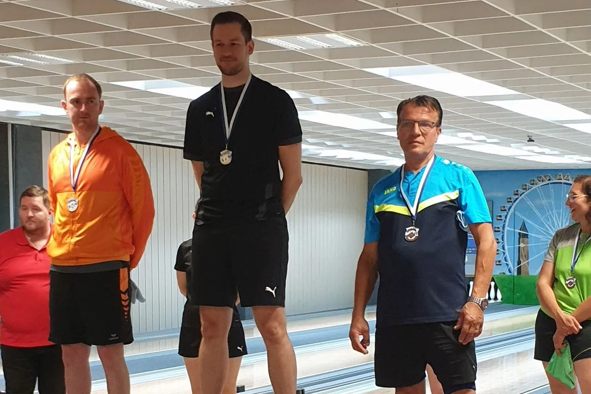 Das Siegertreppchen bei der Bayerischen Sprintmeisterschaft in Straubing mit 2. Felix Hohn / Moosburg, 1. Julian Weiß / Regensburg, 3. Sorin Gavriloiu / SKC Lohhof (Bild: SKC Lohhof)