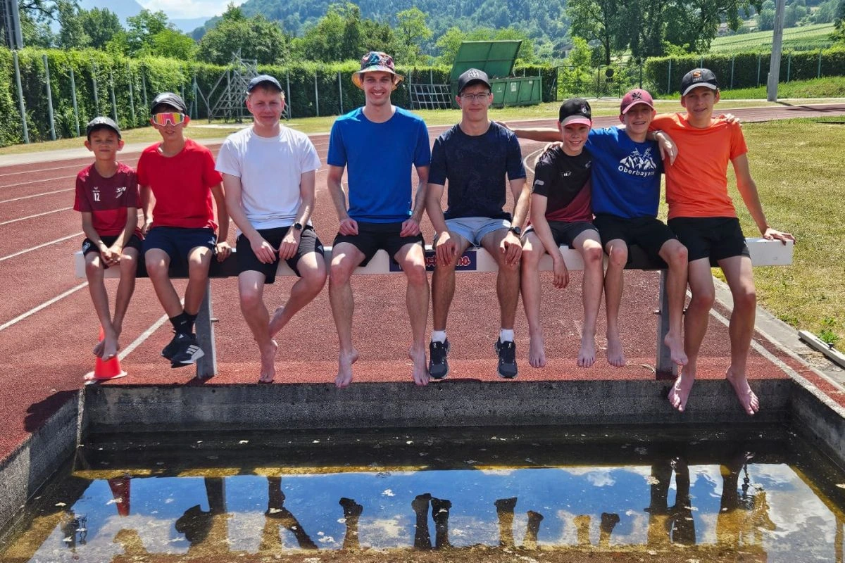 Leichtathlethen des SV Lohhof ibei einer Pause. (Foto: SV Lohhof)