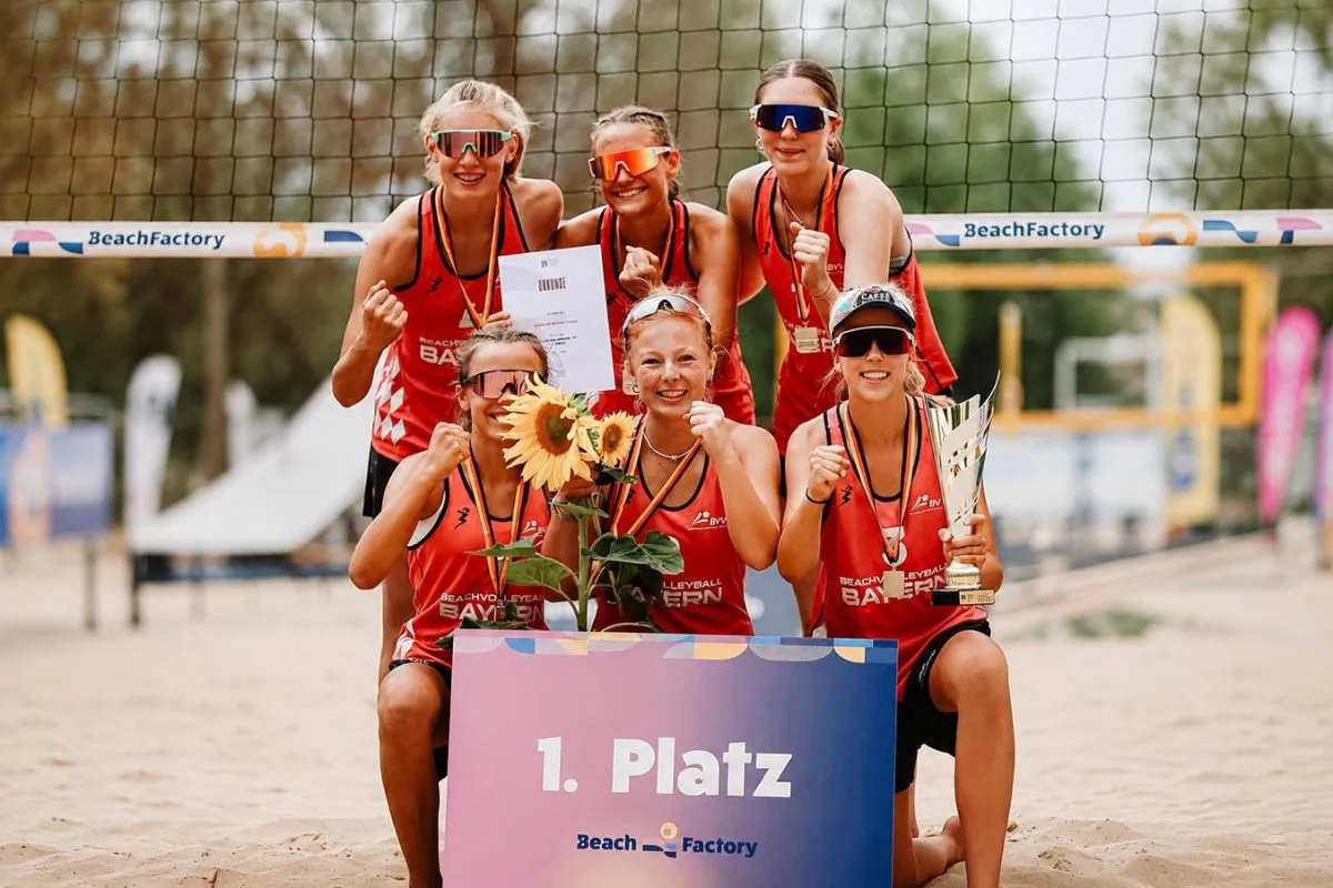 Gruppenfoto der Bayernauswahl beim Beach-Bundespokal der U15-Mädchen auf einem Sandplatz vor dem Volleyballnetz (Foto: SV Lohhof Volleyball)
