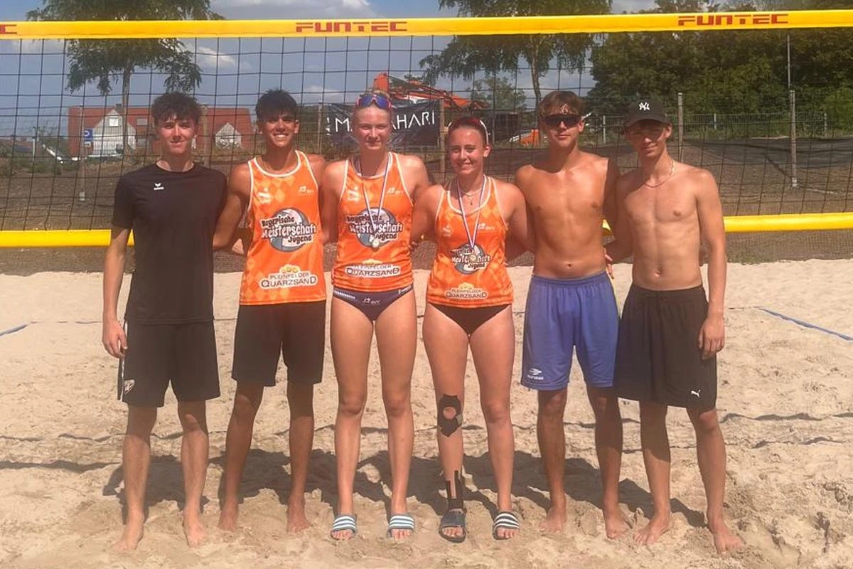 Gruppenfoto der drei Teams des SV Lohhof bei den Bayerischen Meisterschaften im Beachvolleyball (Foto: SV Lohhof)