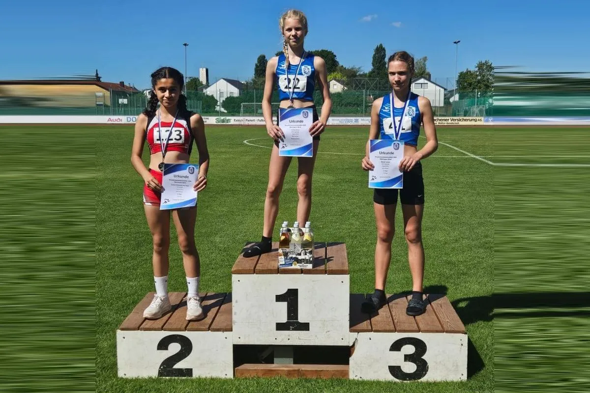 Siegerinnen der Leichtathletik-Kreismeisterschaften 2026 auf dem Siegertreppchen (Foto: SV Lohhof)