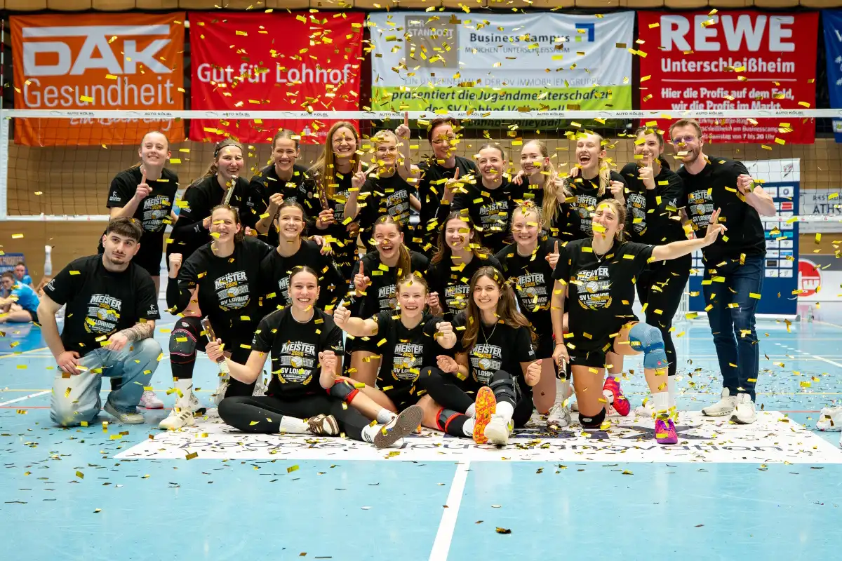 Die Meisterinnen der Volley-Bundesliga 2-Süd im Siegesrausch (Foto: David Löffler)