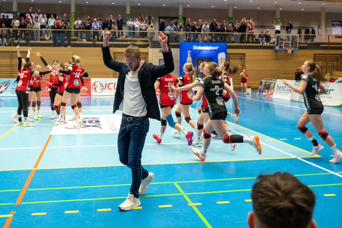 Damen-Team des SV Lohhof jubelt über Sieg (Foto: David Löffler)