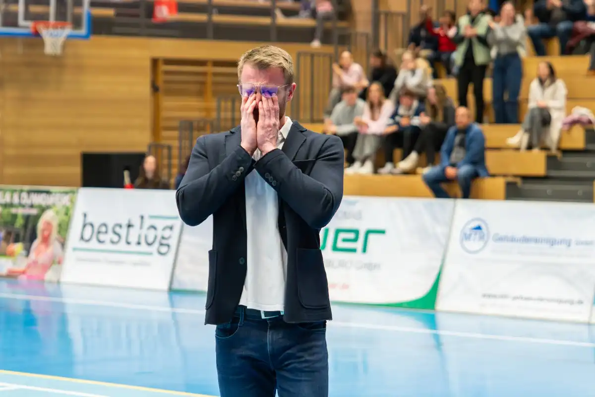 Der Trainer Fabian Gumpp kann es kaum glauben - die Damen haben es geschafft. Und er ist Meistertrainer. (Foto: David Löffler)