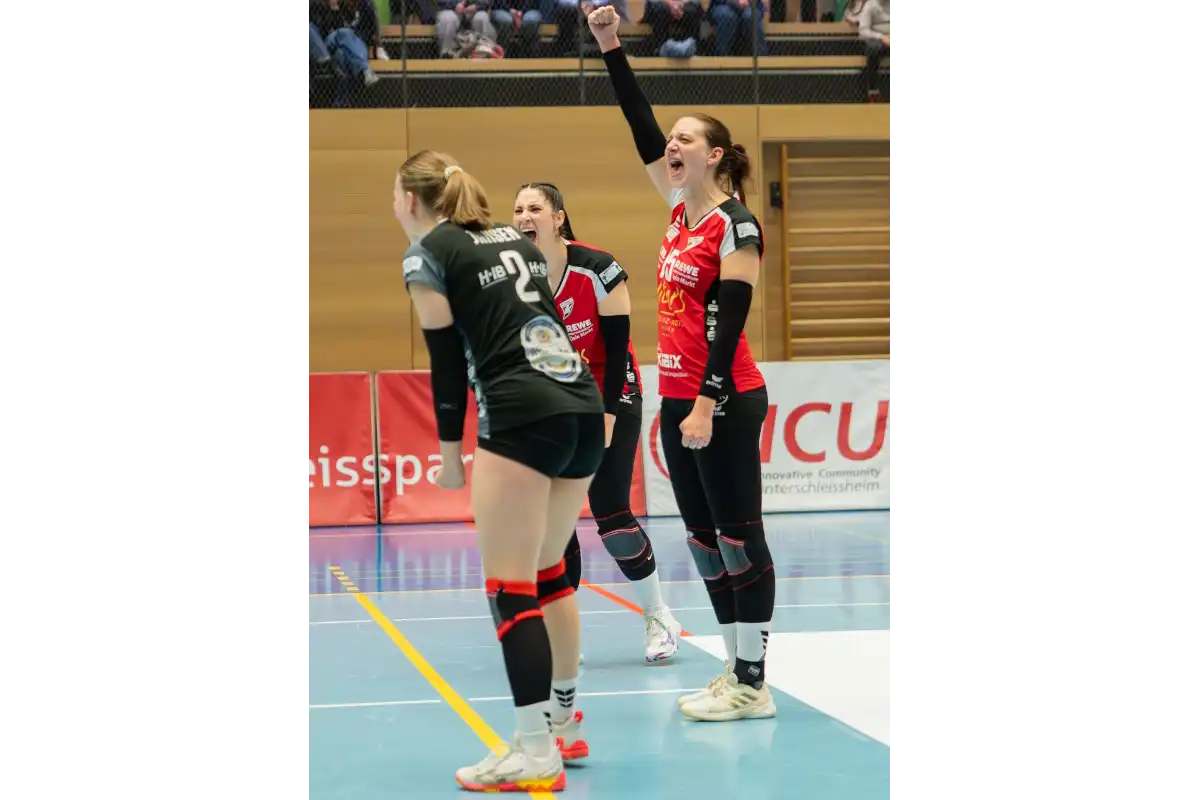 Pure Freude über den Sieg (von links nach rechts): Clara Jansen, Kapitänin Mona Boyer (etwas verdeckt) und Natascha Oßner-Niemczyk (Foto: David Löffler)