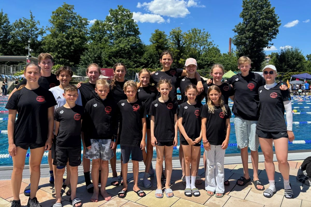 Gruppenbild der Schwimmabteilung des SV Lohhof bei den Oberbayerischen Meisterschaften 2026 in Rosenheim (Foto: SV Lohhof)