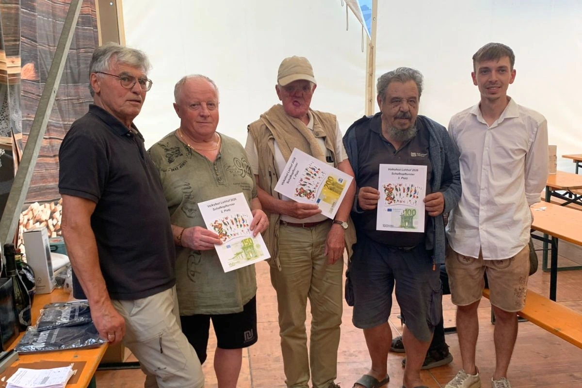 Die Sieger des Schafkopfturniers des SV Lohhof Fußball auf dem Lohhofer Volksfest 2026 waren Peter Pfaller (Platz 1), Fritz Ringelsbacher (Platz 2) und auf Platz 3 Gerhard Lutz (Foto Stefan Krimmer / SV Lohhof Fußball).