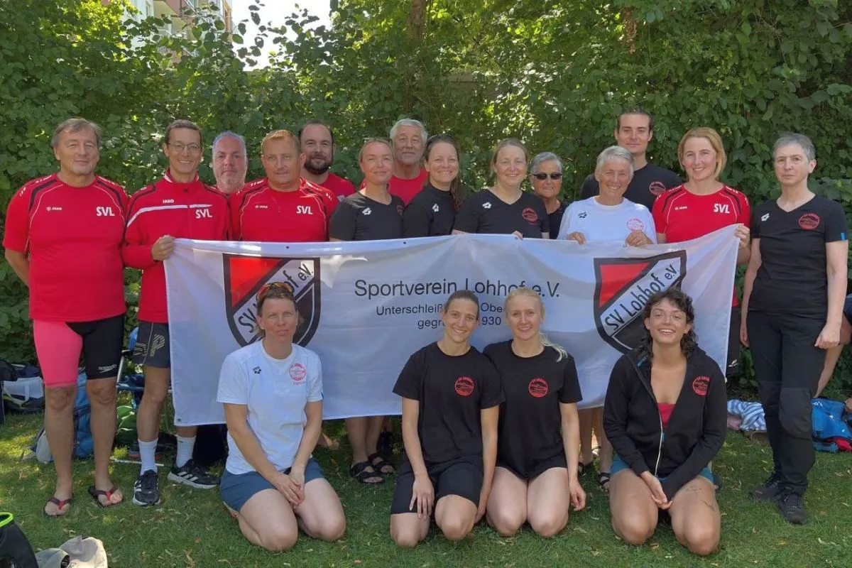 Gruppenbild des Teams der Masters des SV Lohhof Schwimmen Mitte Juli bei den Bayerischen Sommermeisterschaften Freising. (Bild: SV Lohhof).