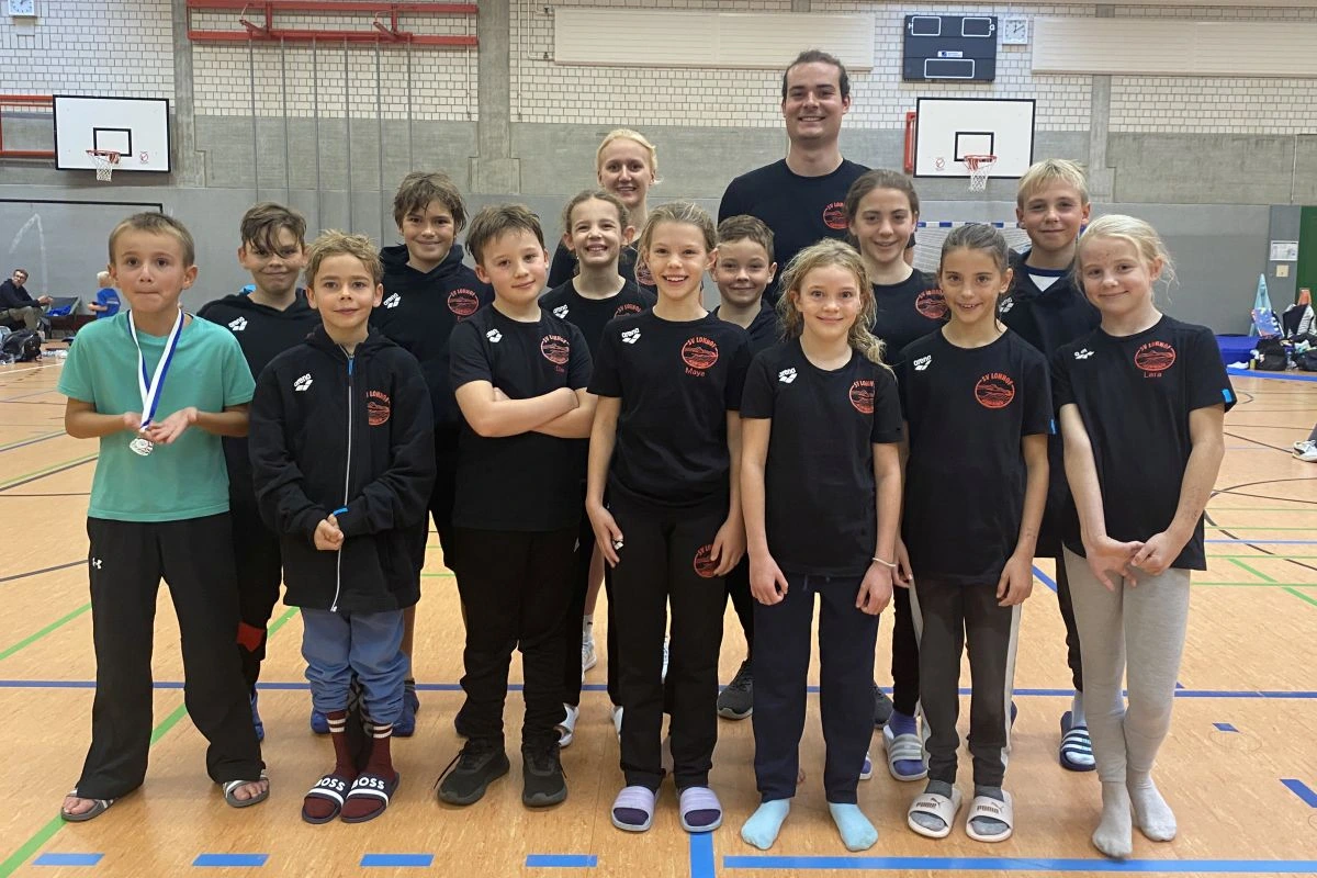 Gruppenfoto mit Kindern aus der Schwimmabteilung des SV Lohhof