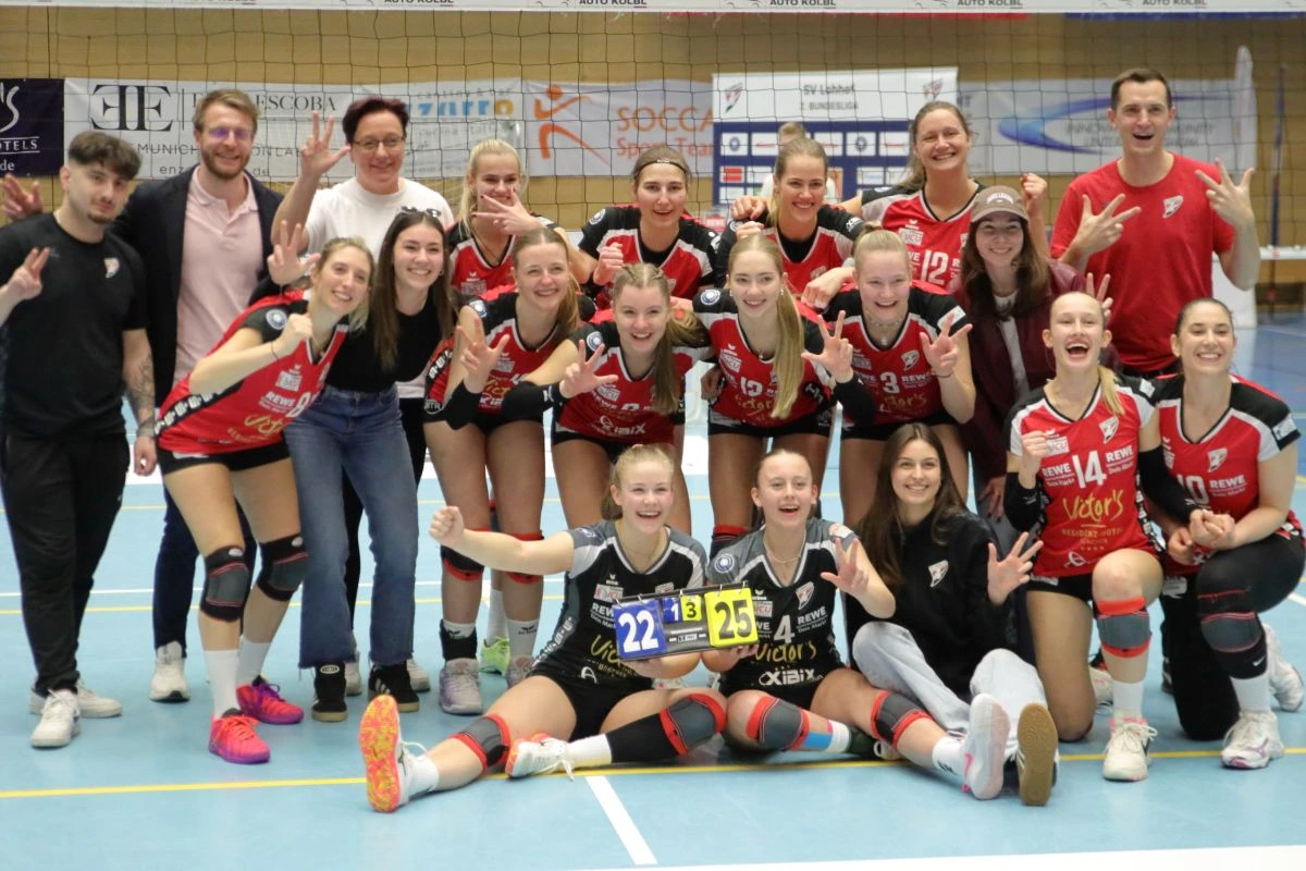 Bundesliga-Team des SV Lohhof Volleyball nach dem Sieg gegen TSV TB München (Foto: Robert Burschik)