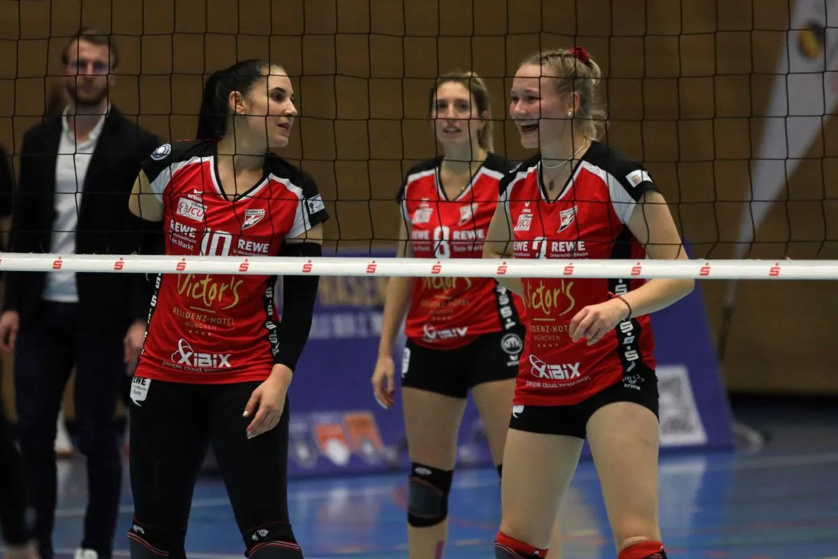 SV Lohhof Volleyball: Mona Boyer, Miriam Iachemet und Sandra König freuen sich über den Herbstmeistertitel. (Foto: Robert Burschik)