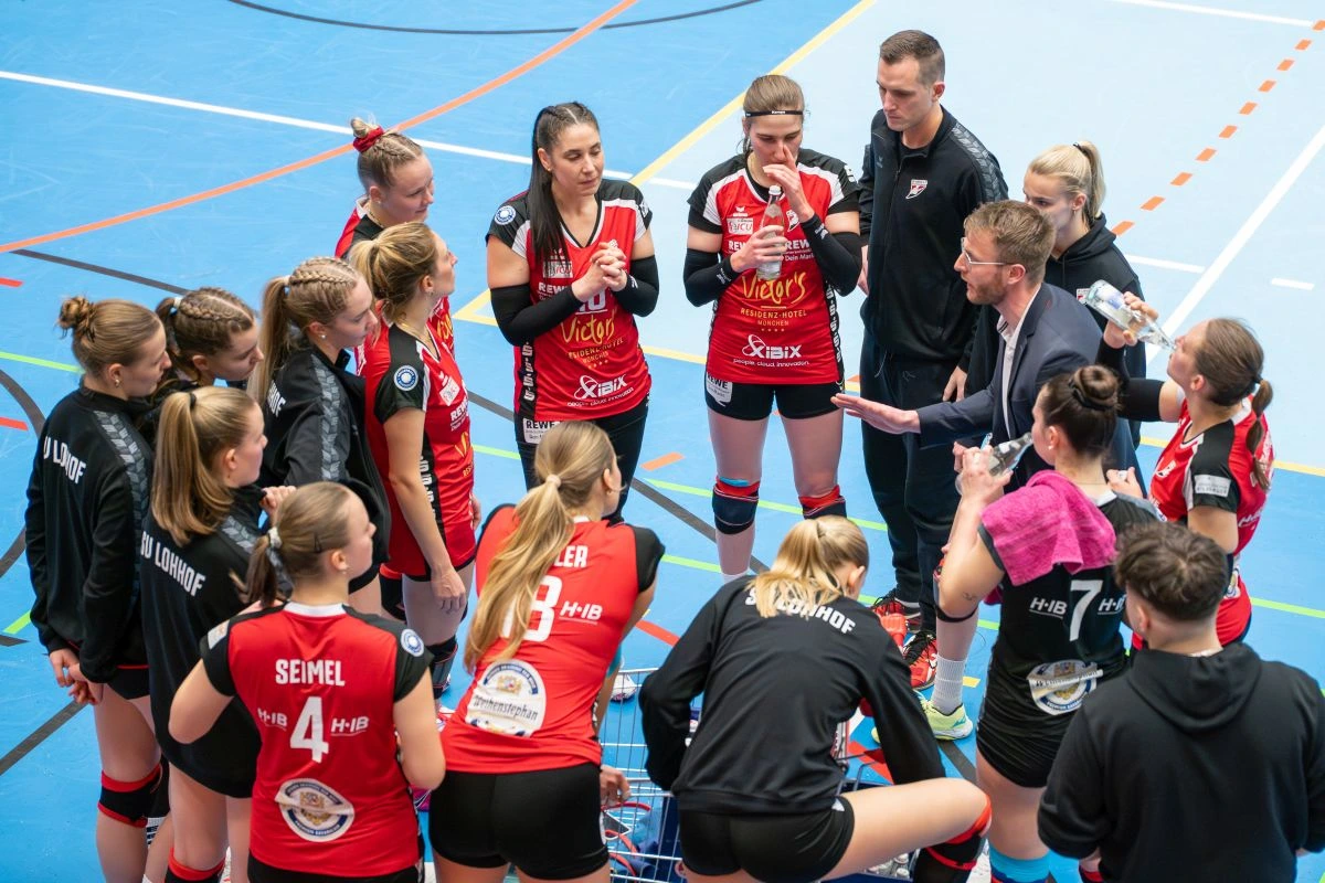 Teambesprechung der Volleyball-Bundesligamannschaft des SV Lohhof . (Foto: David Löffler)