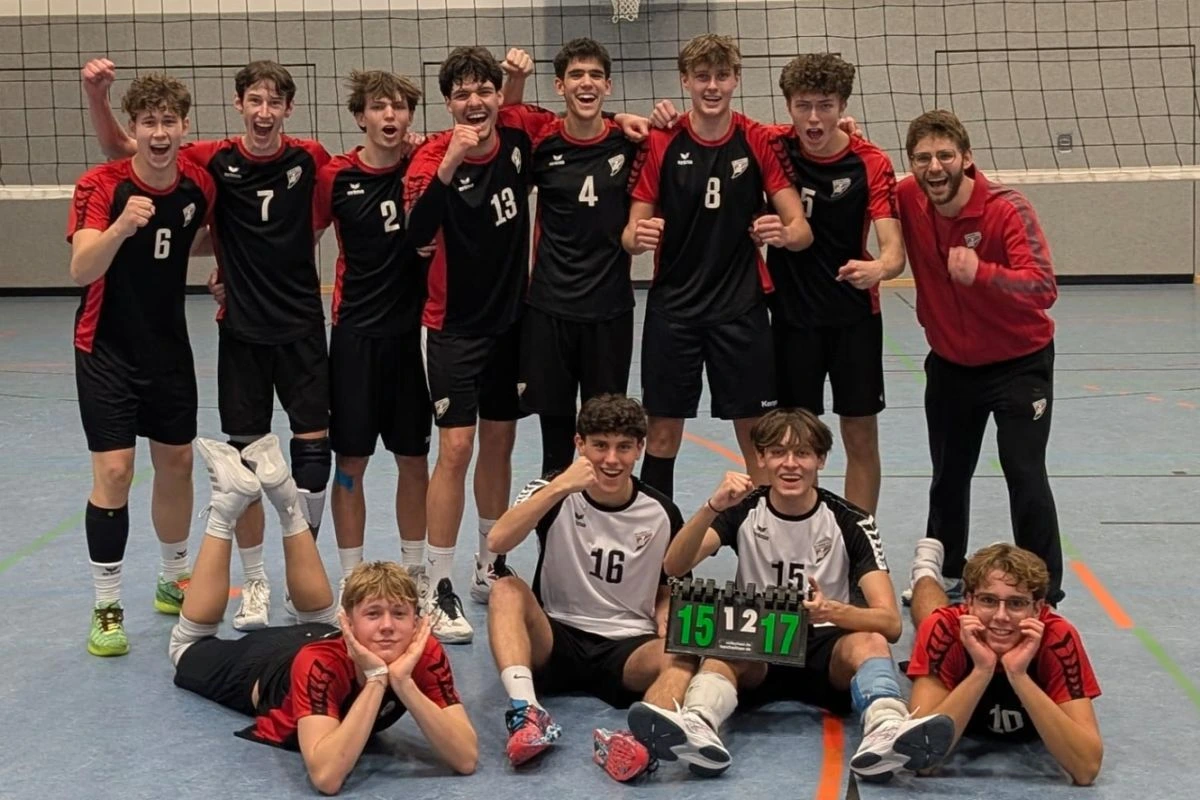 Die U20-Jungs des SV Lohhof Volleyball nach dem Tiurniersieg (Foto: SV Lohhof)