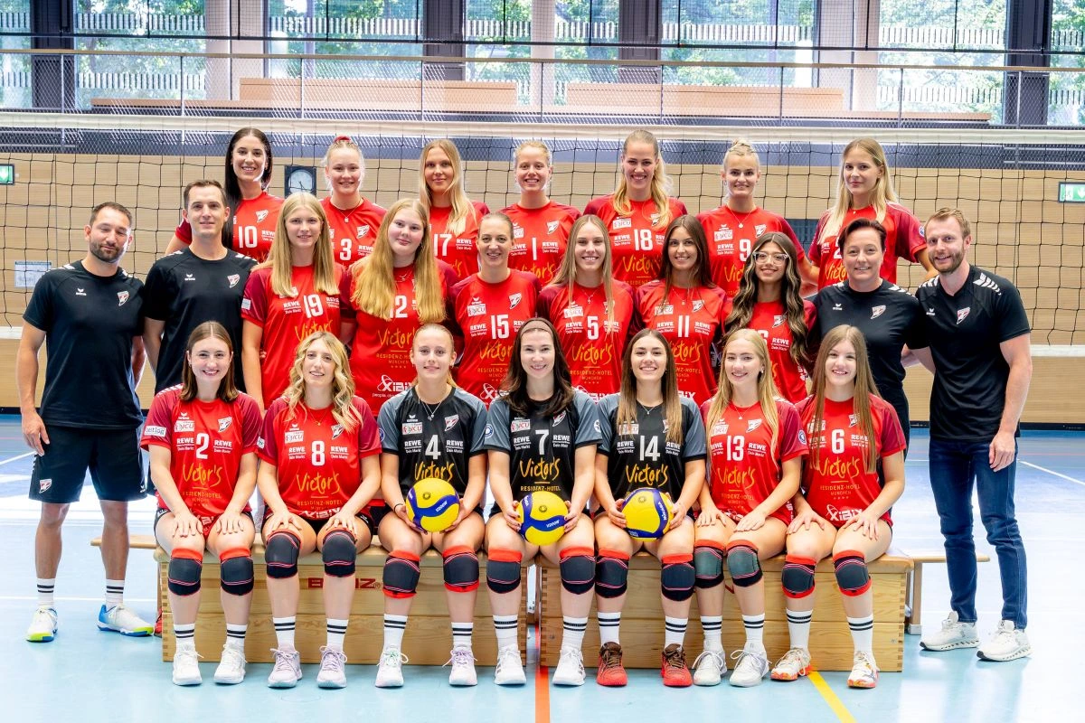 Gruppenfoto der 1. Damenmannschaft des SV Lohhof Volleyball der Saison 2026/27