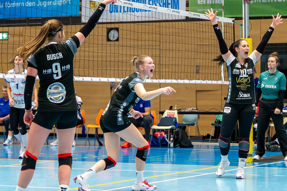 Freude über einen Sieg bei Spielerinnen des SV Lohhof Volleyball (Foto: David Löffler)