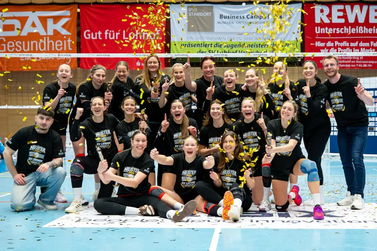 Am kommenden Samstag 25.04.2026 bekommen die Meisterinnen vom SV Lohhof nach dem Spiel den Pokal überreicht (Foto: David Löffler)