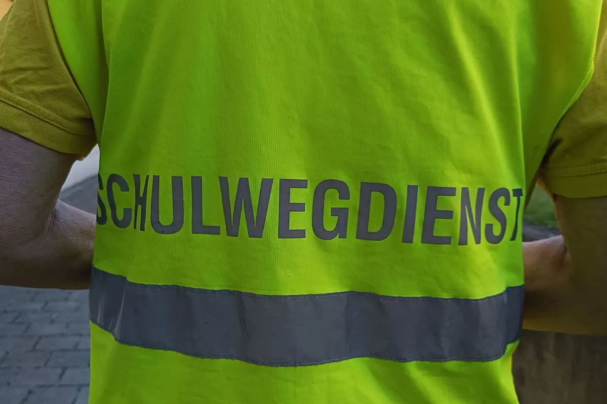 Rücken mit Weste mit Aufschrift "Schulwegdienst" (Foto: Peter Marwan)