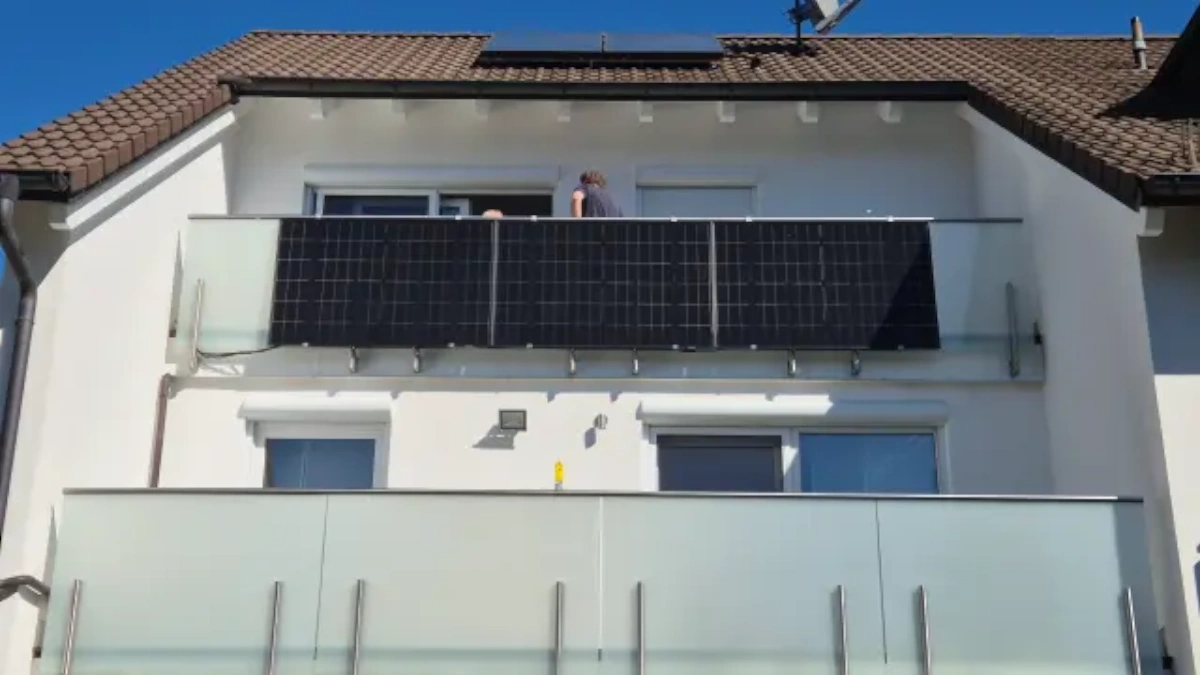 Sichere Montage von Balkonsolar auch bei Glasbalkonen (Foto: Solardet GmbH)