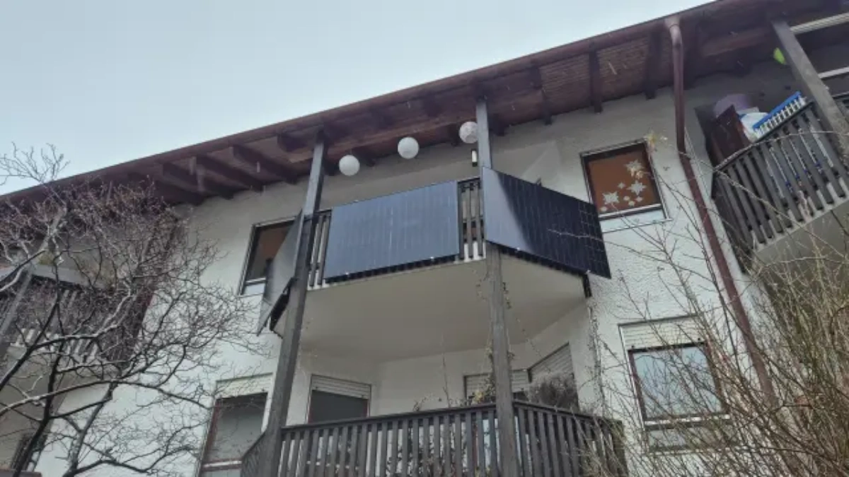 Balkonbrüstung mit Maßanfertigung zur Befestigung der Balkonsolaranlage, hier Sicht von außen. (Foto: Solardet GmbH)