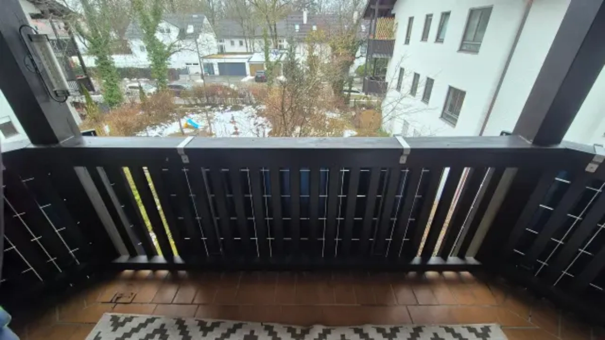 Balkonbrüstung mit Maßanfertigung zur Befestigung der Balkonsolaranlage, hier Sicht vom Balkon. (Foto: Solardet GmbH)