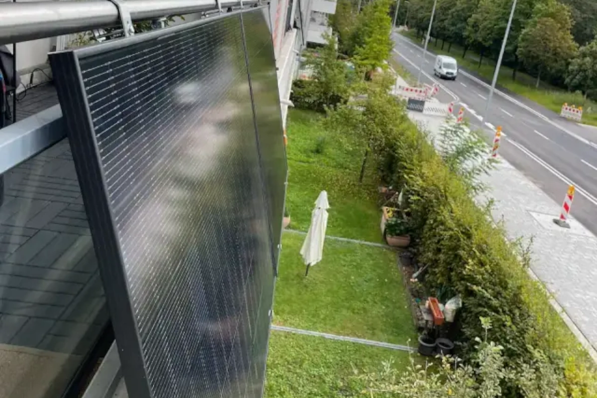 Balkonsolaranlage mit zwei Modulen an einer Gitterbrüstung. (Foto: Solardet GmbH)