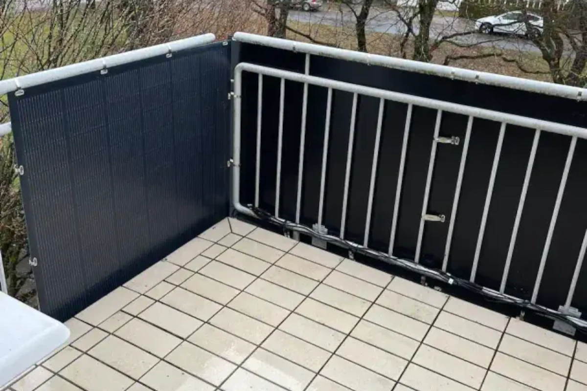 Bei Gitterbalkonen ist laut Experten die Installation schnell und effizient. (Foto: Solardet GmbH)