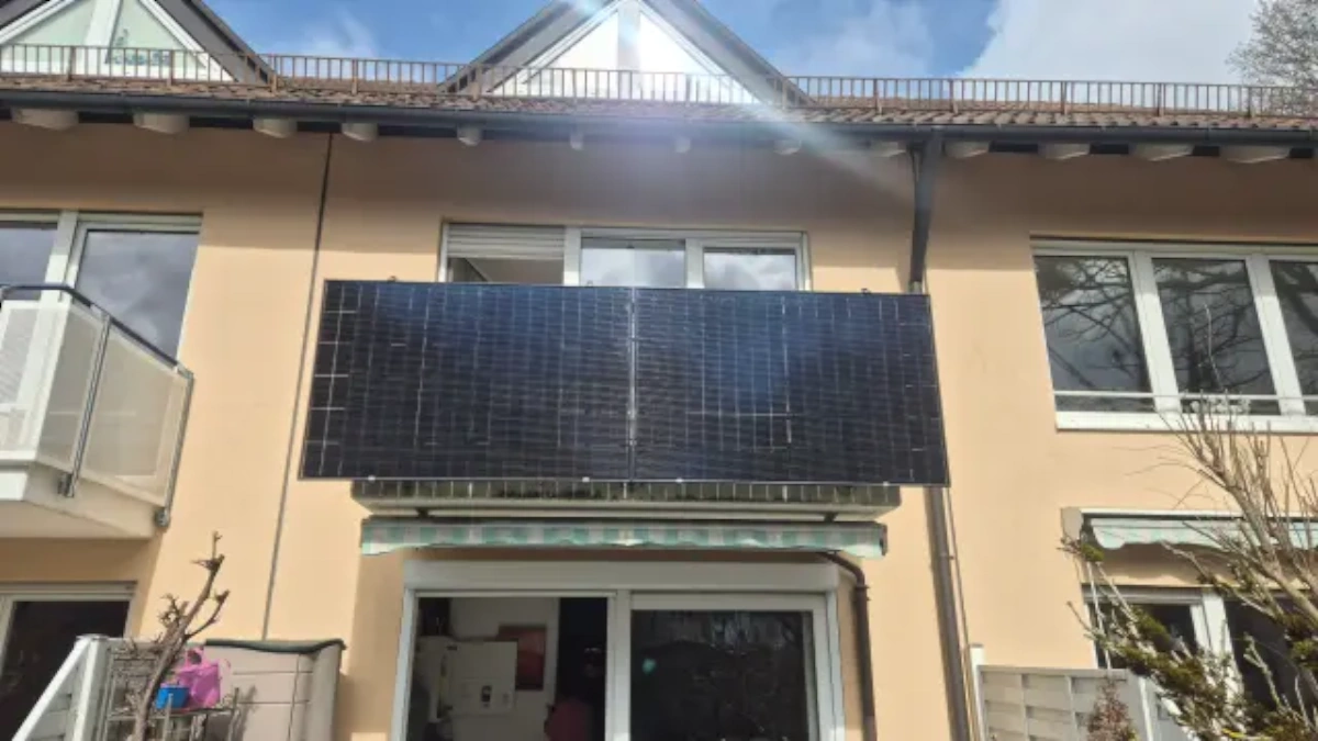 Eine sichere Installation von Balkonsolaranlagen ist mit einer individuellen Unterkonstruktion an jedem Balkon möglich. (Foto: Solardet GmbH)