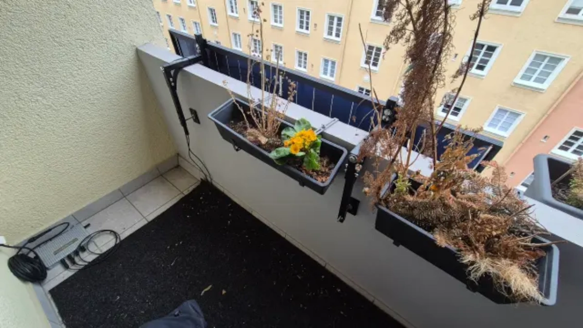 Bei Betonbalkonen finden die Blumenkästen trotz Balkonsolaranlagen genug Platz. (Foto: Solardet GmbH)