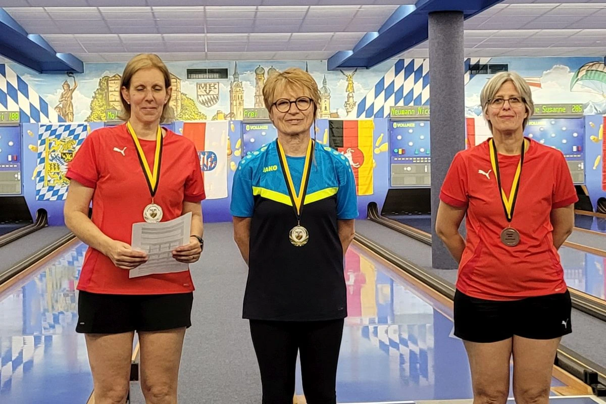 Die Siegerinnen der Münchner Sprintmeisterschaften: Nicole Neumann /Poing (Platz 2), Susanne Hömke / Lohhof (Platz 1) und 3. Marion Handschuher / Poing (Platz 3) (Foto: SKC Lohhof)