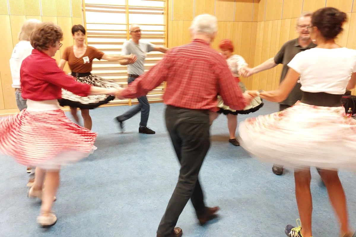 Sqzare Dancer beim Tanzen im Kreis in eienr Sporthalle (Foto: Munich NinePins)