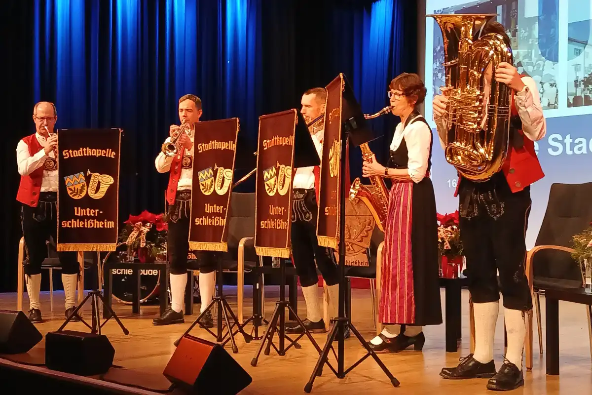 Teil der Stadtkapelle spielt im Rathaus Unterschleißheim (Bild: Helmut Göbel)