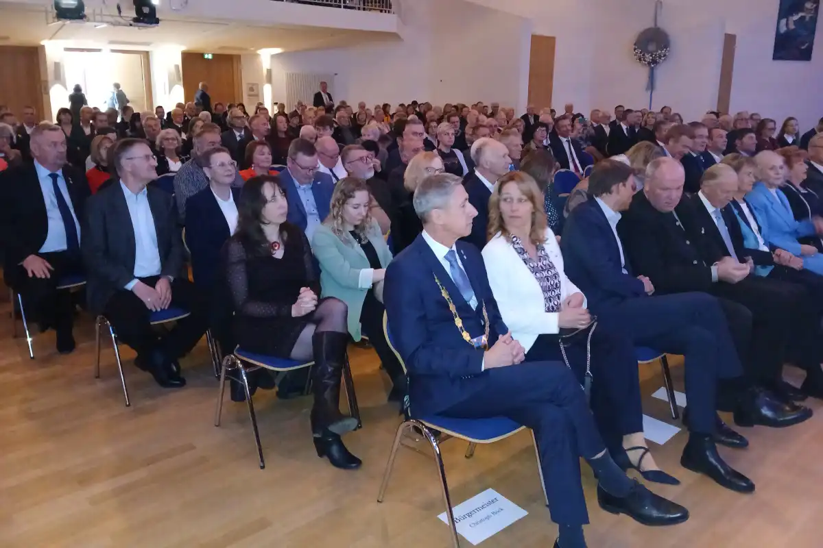 Publikum der 25-Jahr-Feier der Stadterhebung von Unterschleißheim (Bild: Helmut Göbel)