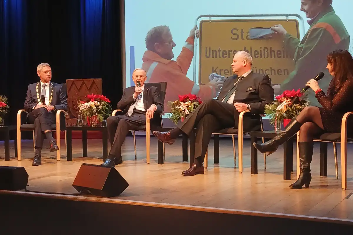 Bürgermeister Christoph Böck, der langjährige Stadtrat Josef Diehl und Landrat Christoph Göbel teilten Erinnerungen an die Stadterhebung vor 25 Jahren (Bild: Helmut Göbel)