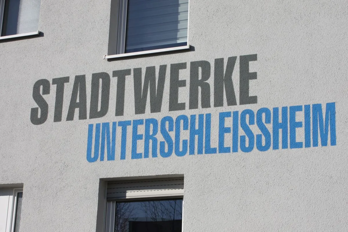 Schriftzg "Stadtwerke Unterschleißheim" am Werksgebäude (Foto: Peter Marwan)