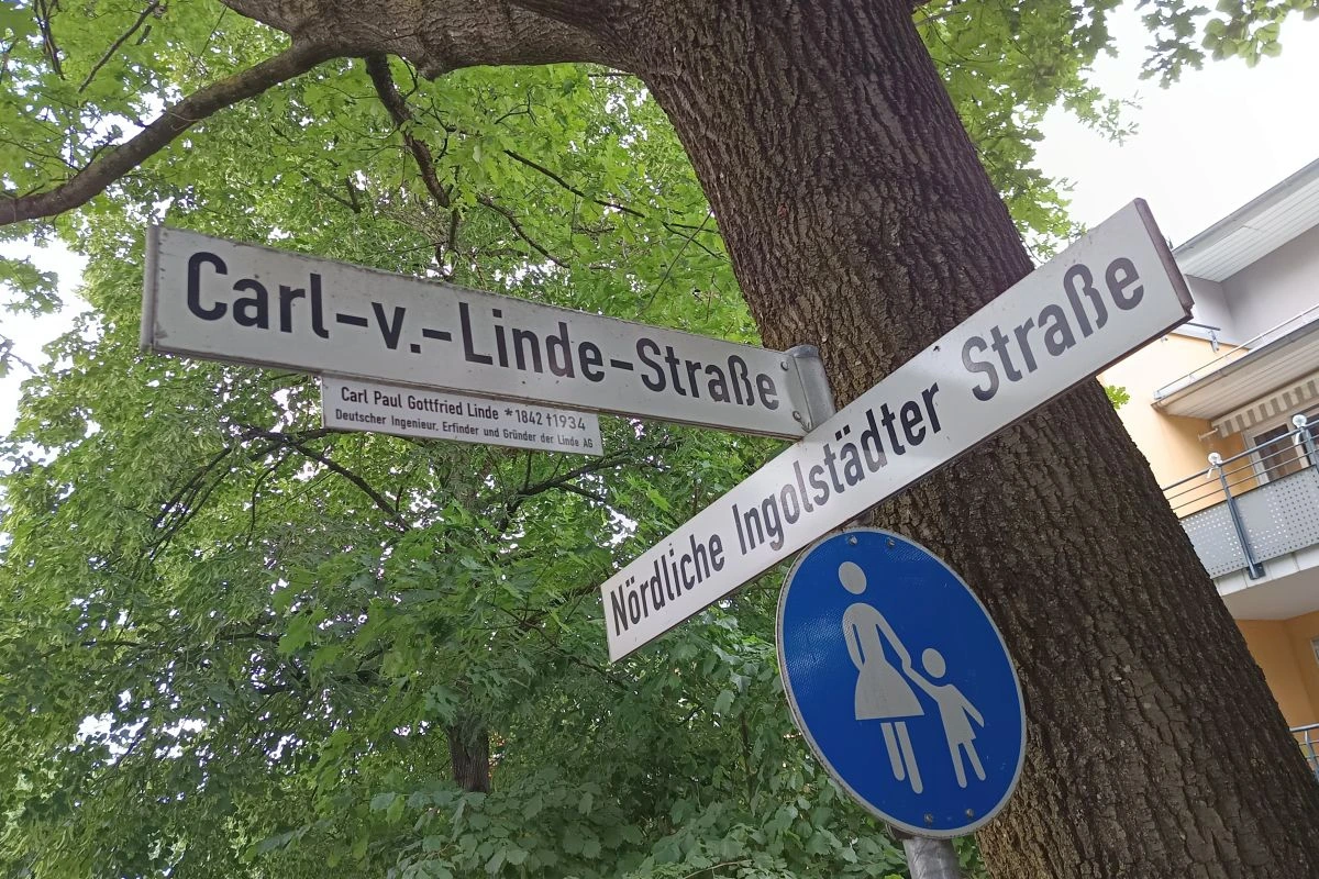 Straßenschilder an der Ecke Carl-von-Linde-Straße und Nördliche-Ingolstädter-Straße (Foto: Peter Marwan)